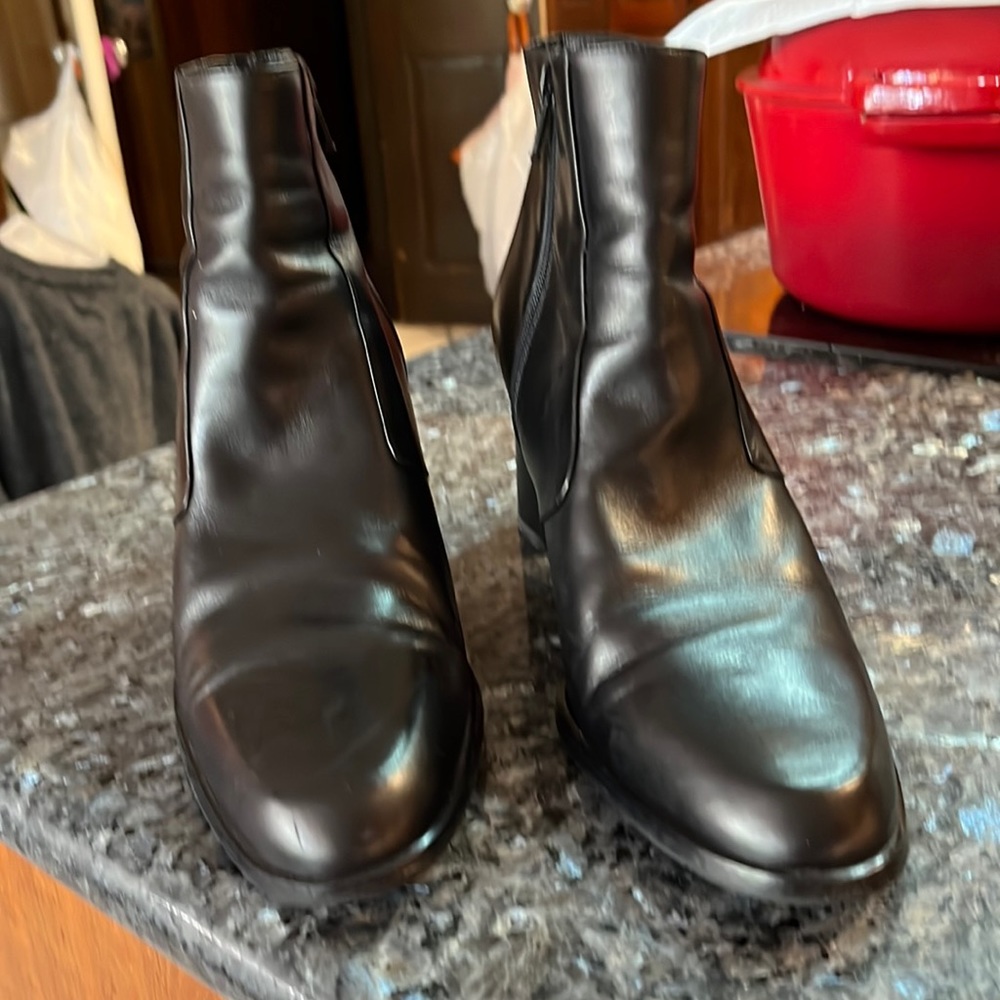 Amalfi calf skin boots, zippered, no scratches, no stains, gently worn